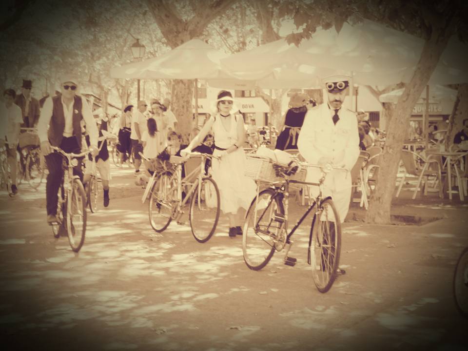 ElPardoClasico's tweet photo. Preciosas instantáneas del encuentro #bicicletasclásicas @ElPardo_Madrid 10 de septiembre. https://t.co/qKNfqmh6la