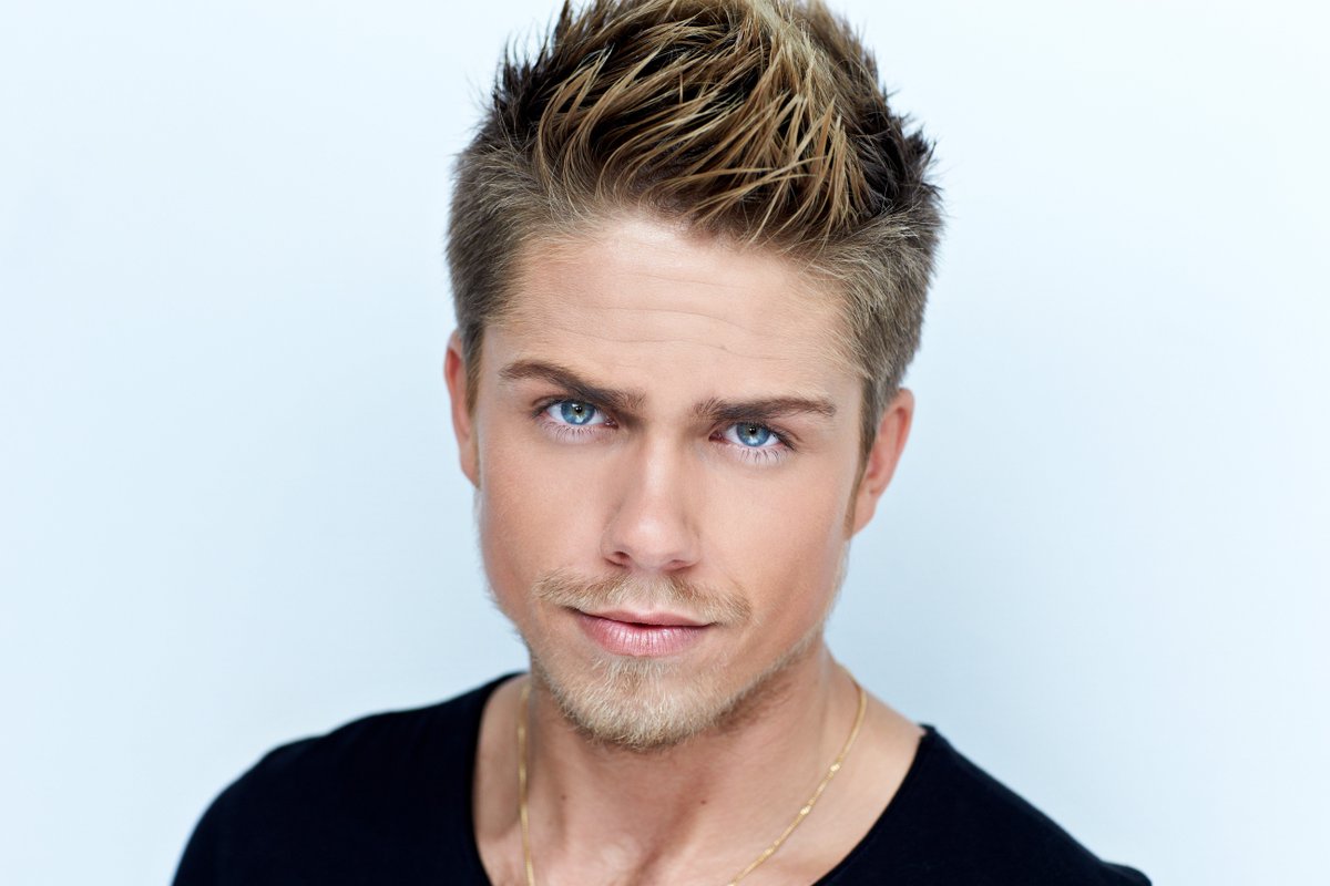 Whooooosh. Wij staan op het randje van het boeken van Hazes Junior. Wat vinden jullie? Doen? Niet doen?