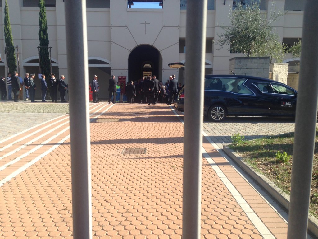 #ciampi le spoglie del presidente emerito arrivate al cimitero  Misericordia. I livornesi applaudono <a href="/TgrRaiToscana/">Tgr Rai Toscana</a>