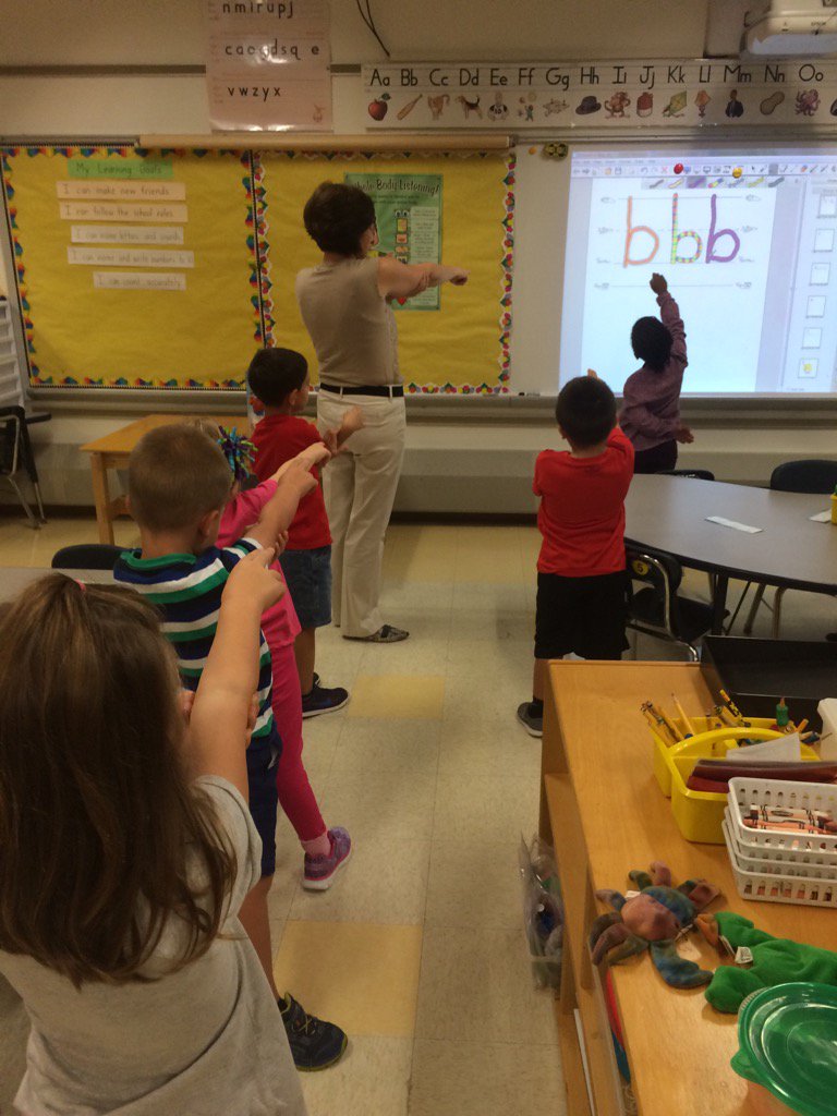 MrsTernullo's tweet image. Skywriting our new letter-b! #fundations #motormemory  @HHS_Bemiss