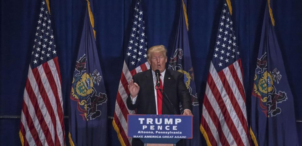 Le_NouvelObs's tweet image. On a lu la bio de Donald Trump (et c'est ahurissant) ebx.sh/2cTd7Bu