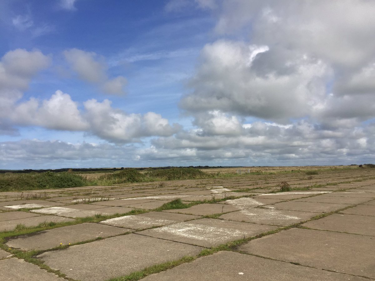 Hi @DyfedArch, visited the old RAF St David's at the weekend and was puzzled by this. Is it a 9 or 'runway ends'?