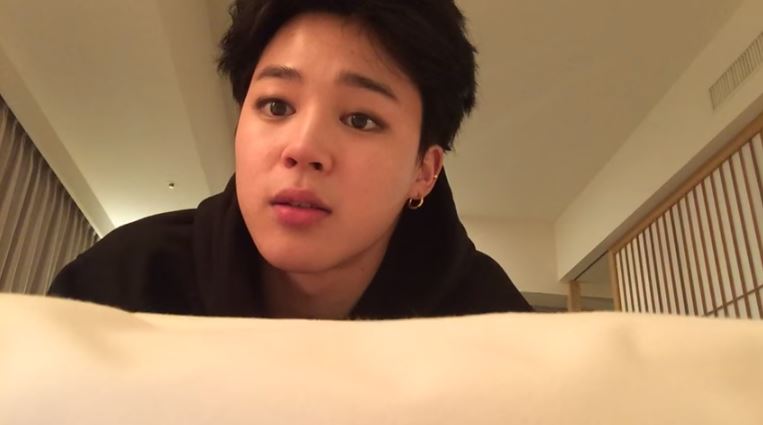 YEOLtotheworld's tweet photo. WHEN U UNEXPECTEDLY OPEN YOUR CAMERA:

EXPECTATION VS REALITY https://t.co/g2Y3Q6svxn
