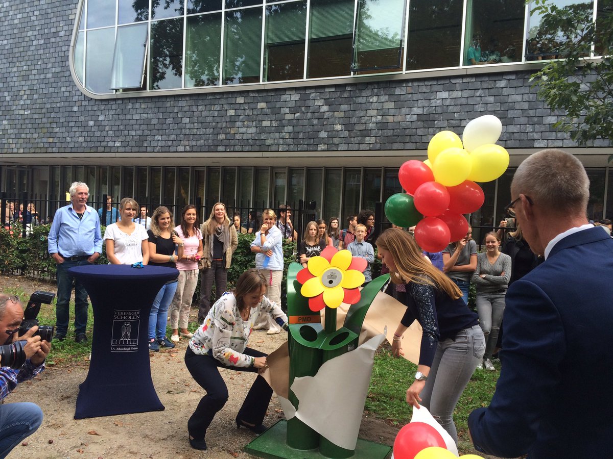 atscholen's tweet image. Dewi, leerling St. Aloysius College onthult zelf ontworpen afvalbak samen met wethouder @GemeenteHsum Vroonhoven.