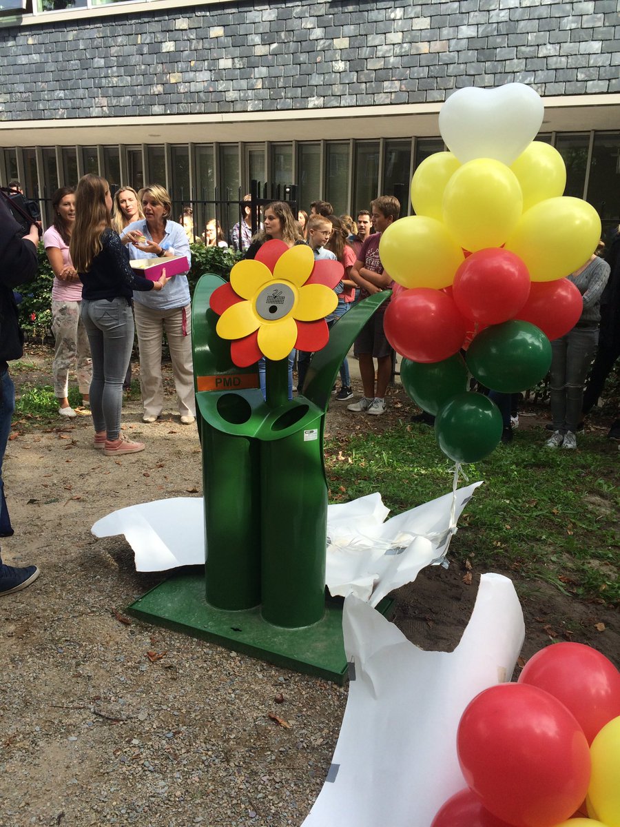 atscholen's tweet image. Dewi, leerling St. Aloysius College onthult zelf ontworpen afvalbak samen met wethouder @GemeenteHsum Vroonhoven.