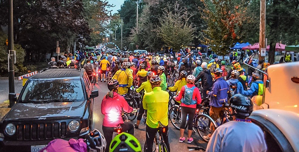 modacitylife's tweet image. .@WeAreHUB’s inaugural #BiketheNight lights up the Arbutus Greenway. Our @VancityBuzz recap: dailyhive.com/vancouver/bike…
