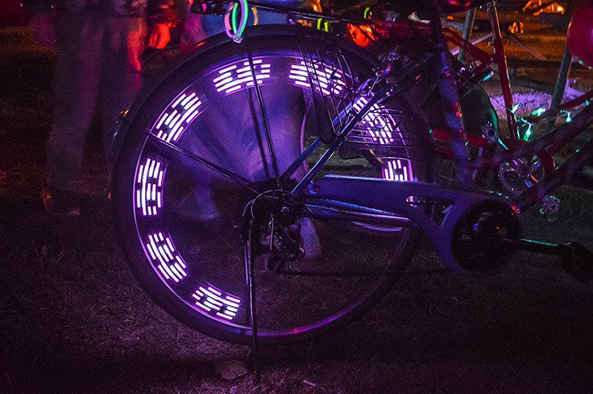 modacitylife's tweet image. .@WeAreHUB’s inaugural #BiketheNight lights up the Arbutus Greenway. Our @VancityBuzz recap: dailyhive.com/vancouver/bike…