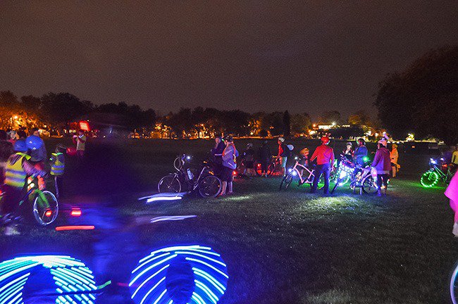modacitylife's tweet image. .@WeAreHUB’s inaugural #BiketheNight lights up the Arbutus Greenway. Our @VancityBuzz recap: dailyhive.com/vancouver/bike…