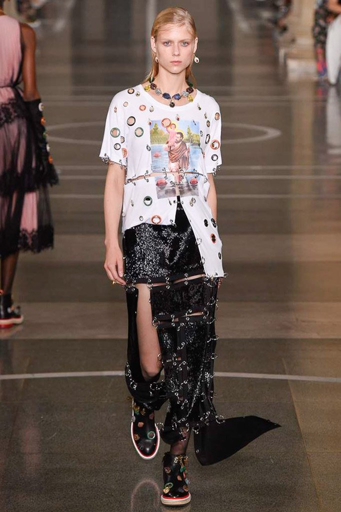 VogueSpain's tweet photo. Bienvenidas al acto de fe de #ChristopherKane en #LFW. El desfile, al completo, aquí https://t.co/1XKIYWSHGA https://t.co/fGwinFKyrq