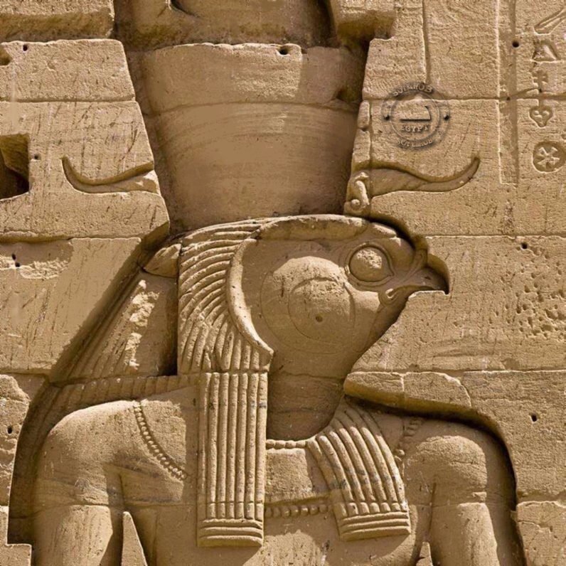 Боги древнего египта бог гор. Египетский бог хнум. Боги египта horus. Бог хор в древнем египте. Боги древнего египта бог гор.