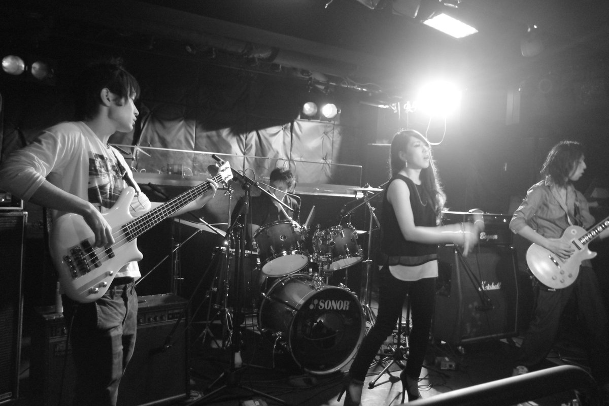ala_cureAnr1's tweet photo. 先日のライブで、撮っていただいた写真を少々。
#ライブ #バンド ＃AlaCure ＃千葉LOOM https://t.co/Y5baBKg47R