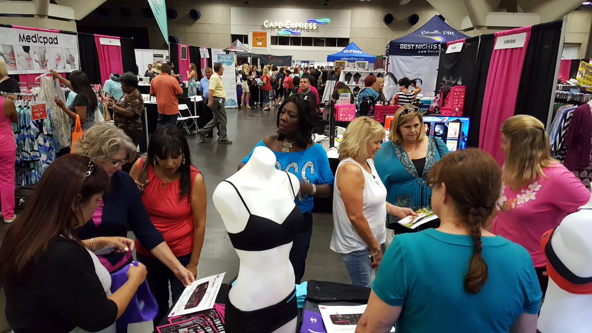 HipAppeal's tweet photo. Thank you ladys! #UltimateWomensExpo in San Diego this weekend! #HipAppeal fanny packs https://t.co/mBsBCqEVBX https://t.co/HaJwQP9MgM