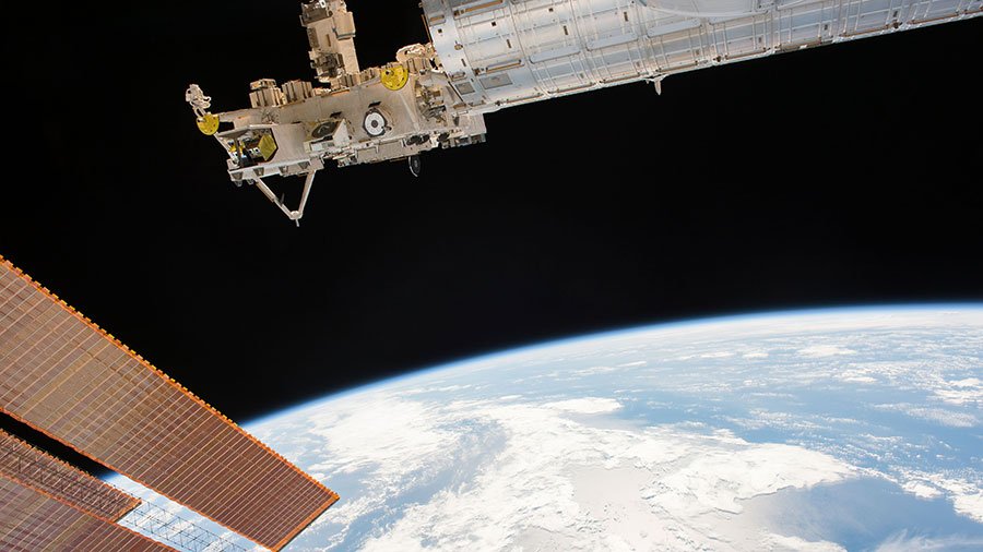 Space_Station's tweet photo. Crew studies how living in space affects blood circulation, body shape and tech skills. https://t.co/lbNHKAR96K https://t.co/E6wTnMM8tl