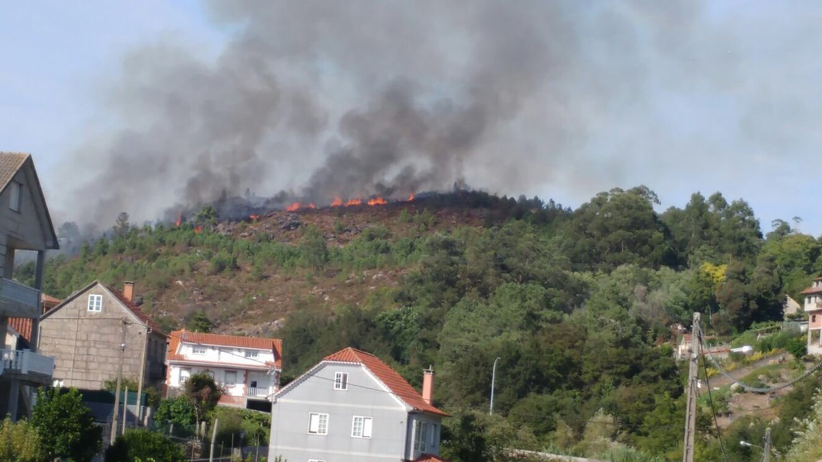Info_incendios's tweet photo. IF Ponte Sampaio, Pontevedra. Activados H. Campiño, H. Toén y  formación Queimadelos 1 y 2. https://t.co/S0HF270REJ