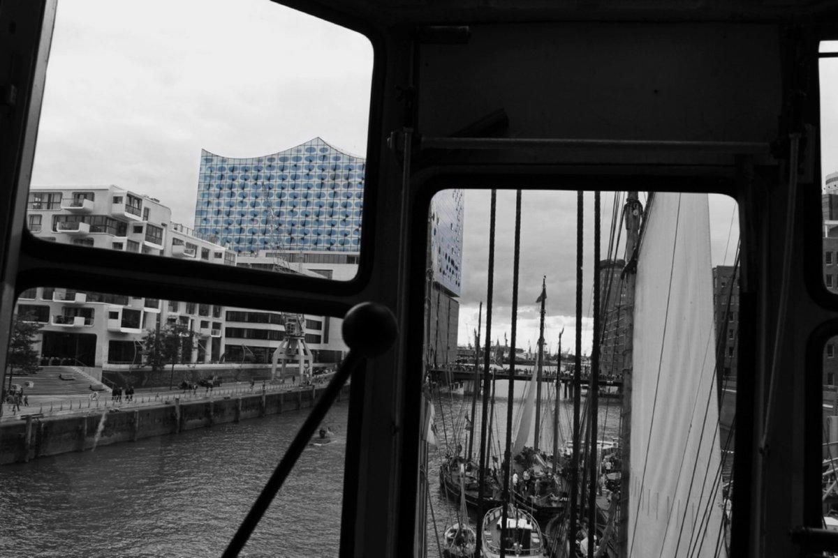 derMichel_HH's tweet photo. Wir lieben ja diese großen Krane. Der Blick aus einem solchen hinaus ist allerdings auch ganz nett
#Elbfest #Hamburg https://t.co/N4oarF1gvr