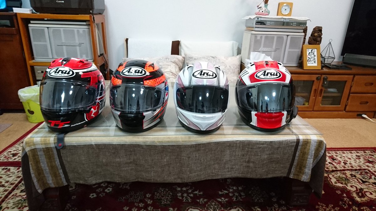 tatsuya08413's tweet photo. 18日の夜Araiヘルメットが4つ揃いました!
#Arai
#Araiヘルメット
左から
#RX7X限定カラー
#QuantumJ
#AstroIQ
#RX7X https://t.co/ZQRdpmMG4a