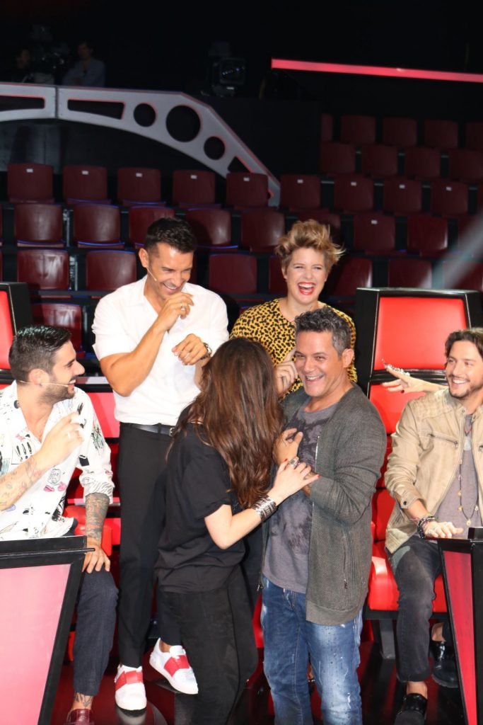 cf_malu_galicia's tweet photo. [Fotos #LivingStage] Presentación de #LaVoz4 https://t.co/cQ6eGdZoa2