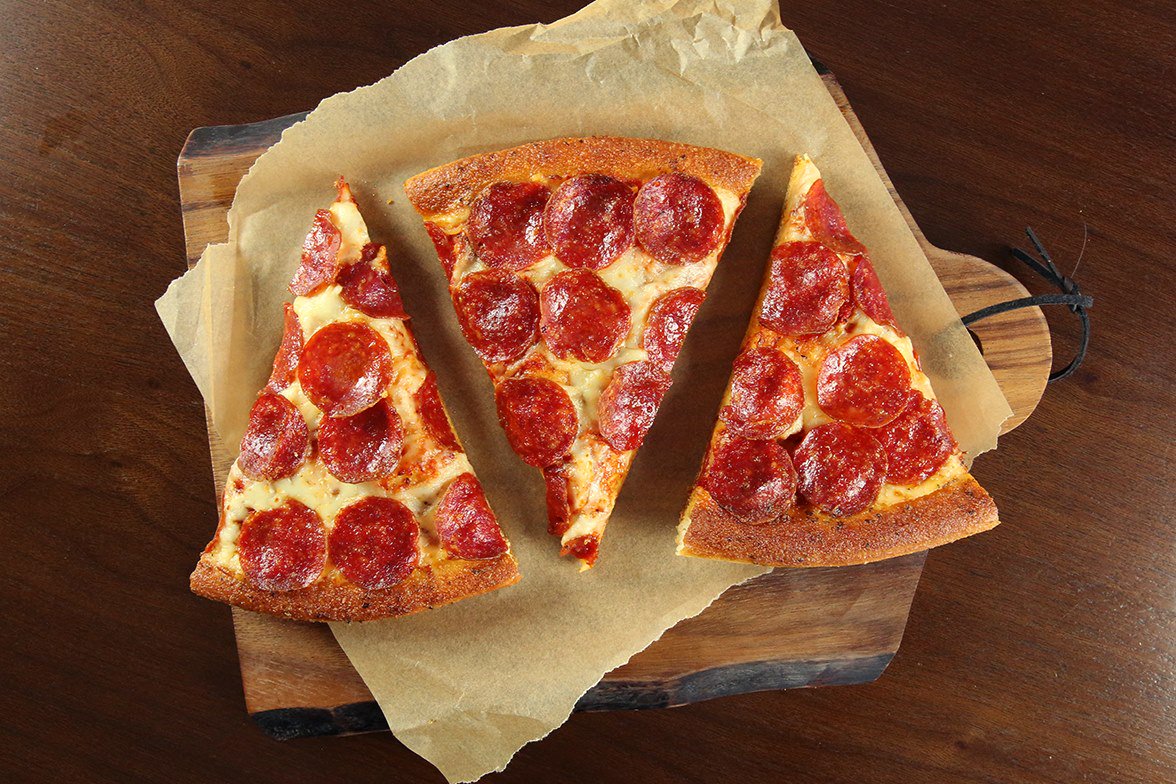 3 кусочка пиццы. Кусок пиццы. Кусок пепперони. Кусок пиццы пепперони. Сочный кусок пиццы.
