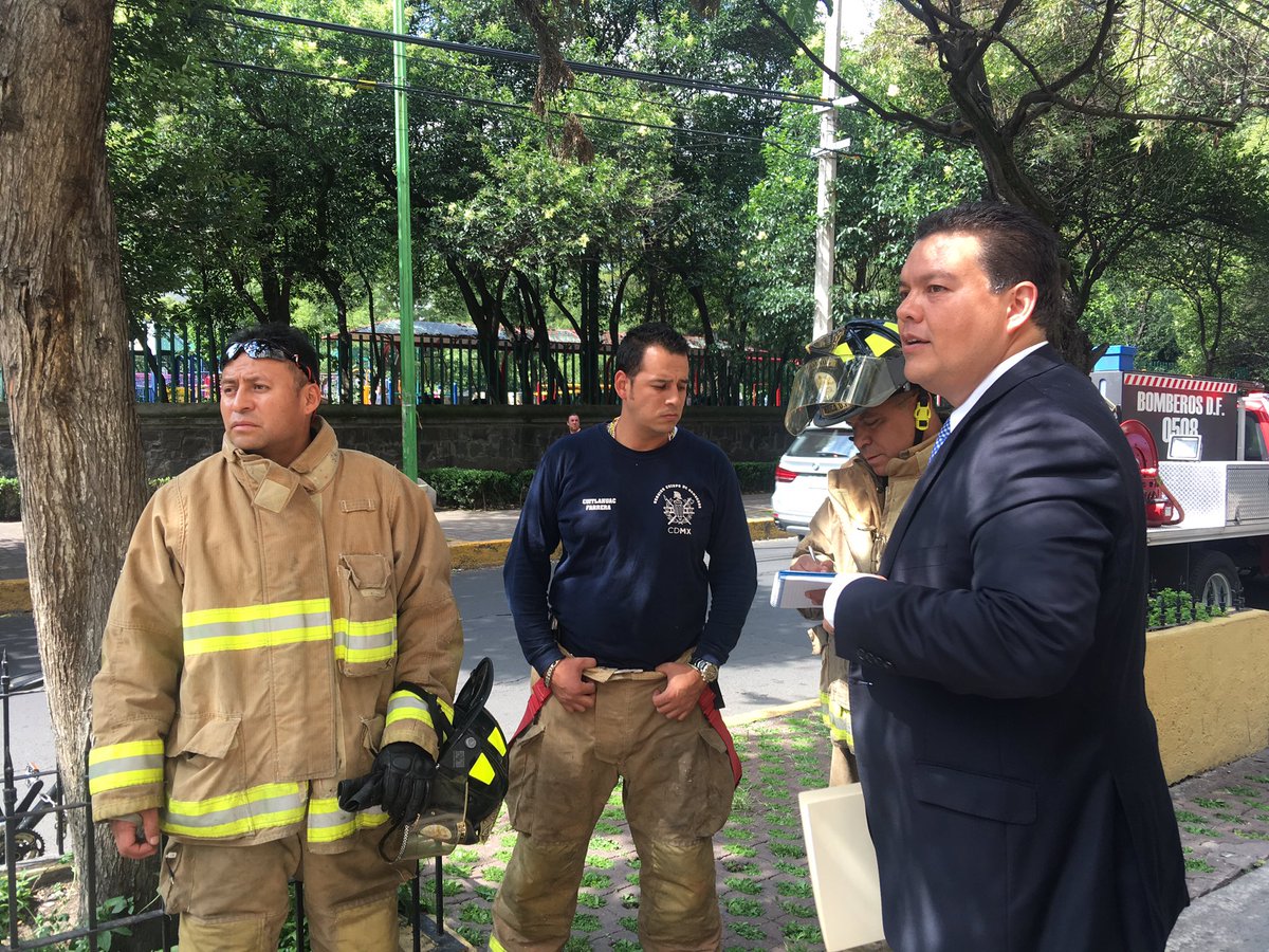AlcaldiaMHmx's tweet photo. El ejercicio incluyó la evacuación completa de la sede delegacional y un conato de fuego en la Universidad Mexicana. https://t.co/UZ695NKjDF