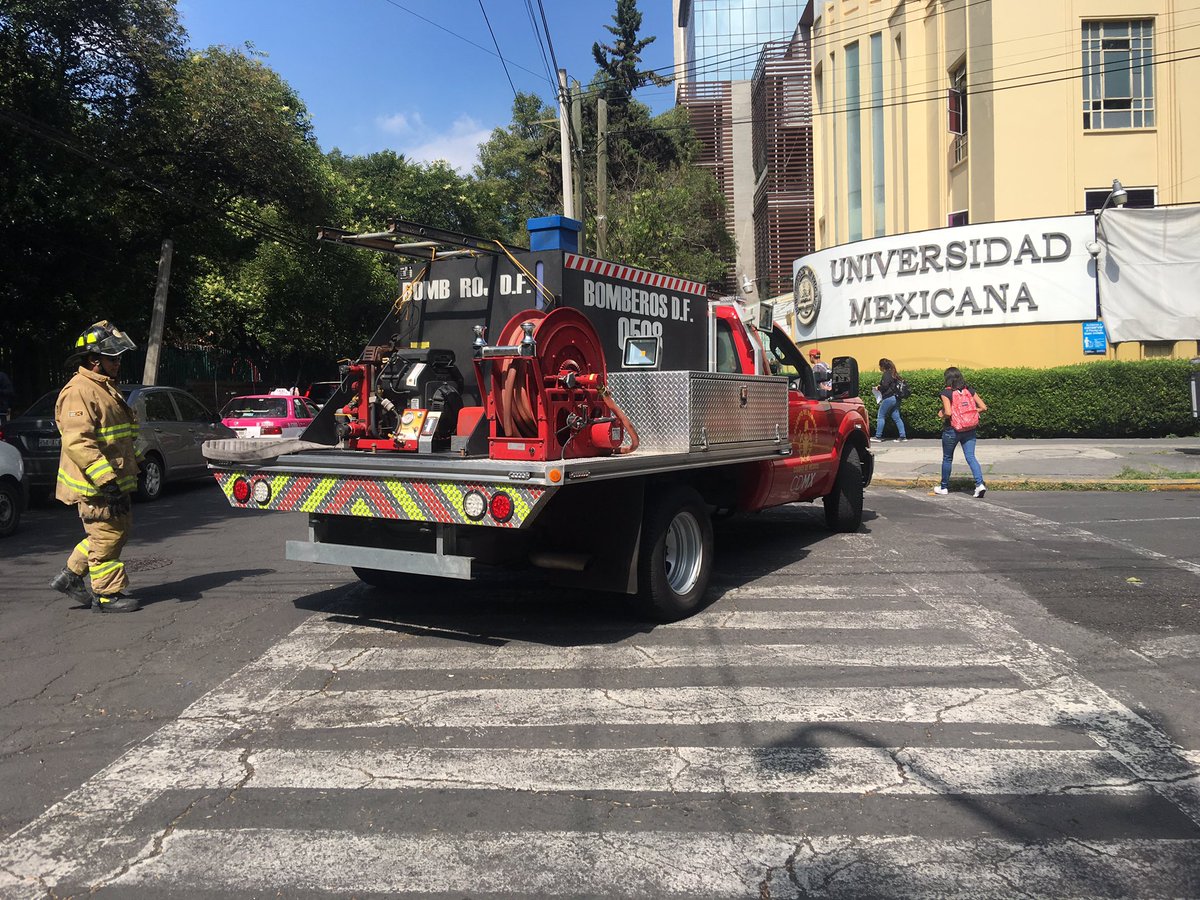 AlcaldiaMHmx's tweet photo. El ejercicio incluyó la evacuación completa de la sede delegacional y un conato de fuego en la Universidad Mexicana. https://t.co/UZ695NKjDF