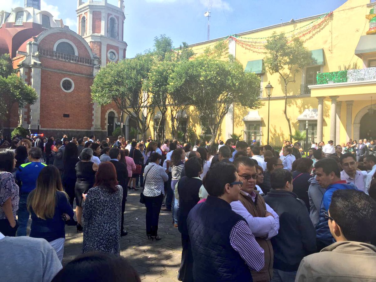 AlcaldiaMHmx's tweet photo. El ejercicio incluyó la evacuación completa de la sede delegacional y un conato de fuego en la Universidad Mexicana. https://t.co/UZ695NKjDF