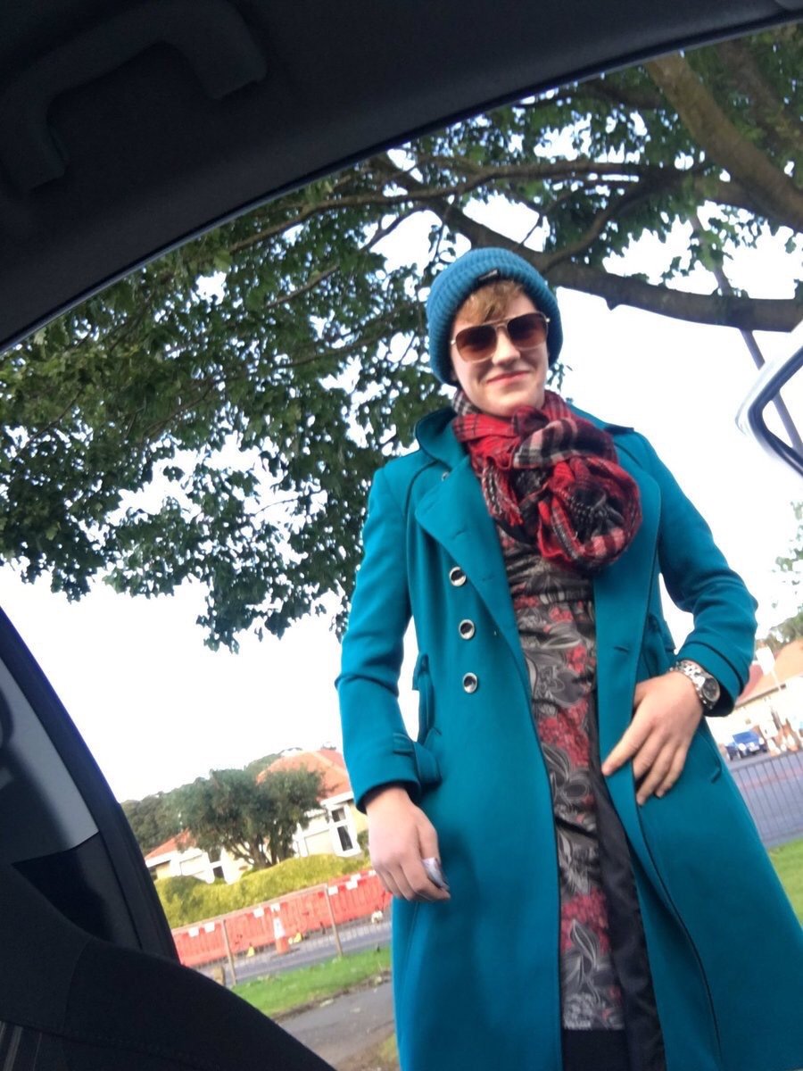 WSHHFANS's tweet photo. This guy dresses up as his mom to buy alcohol 😂 https://t.co/jVWXqBGcCG