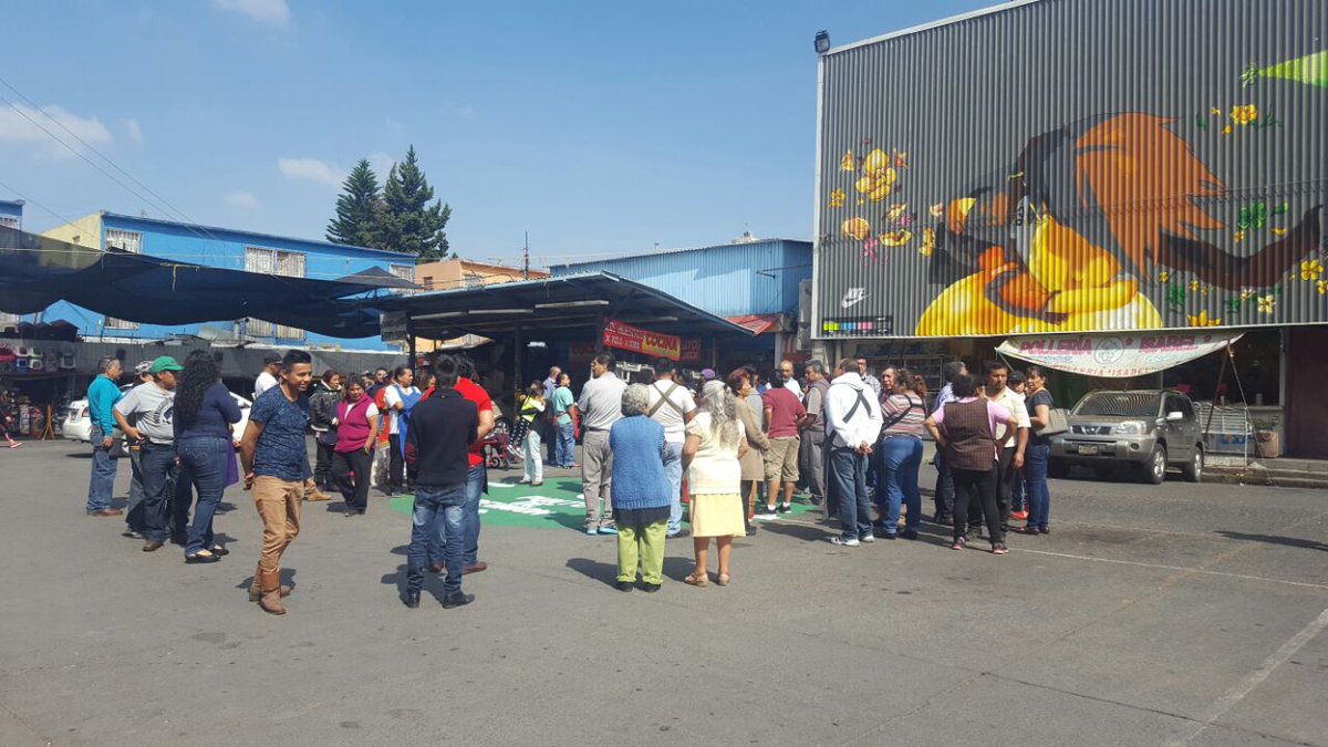 SGIRPC_CDMX's tweet photo. Locatarios del mercado de Jamaica participaron en el #SimulacroCDMX https://t.co/HyUOzpLnTE