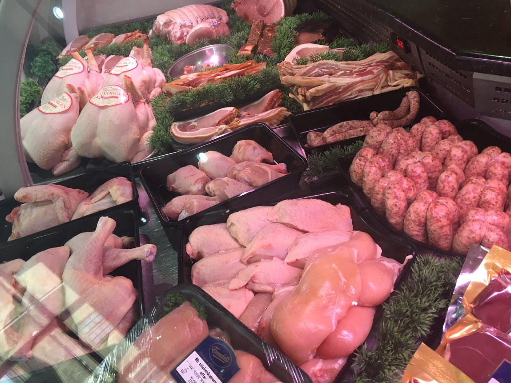 Trendallsltd's tweet photo. @stum124 laying out a nice selection of #meat products today! #butcher #british #beef #lamb #pork #chicken https://t.co/ADRI1W1uJE