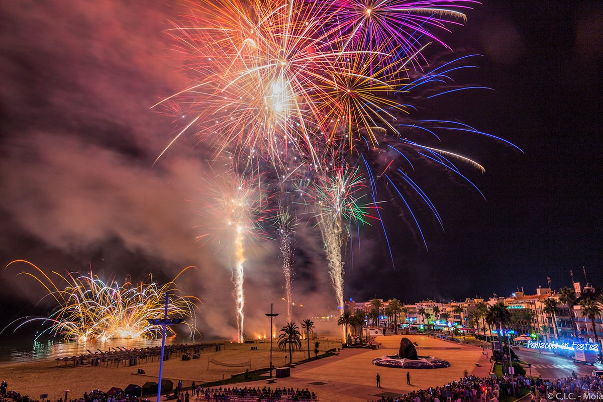 MeteoMoia's tweet photo. Uns grans #focs @_peniscola @todopeniscola #castellón #estiu2016 @marcredondo @llamp_ @nitacg @RteCasaJaime https://t.co/OpVU3l3x50