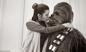 BehindthSceneFR's tweet photo. Carrie Fisher sur le tournage de Star Wars : L'Empire contre-attaque (1980) https://t.co/GOBi4BTbFf