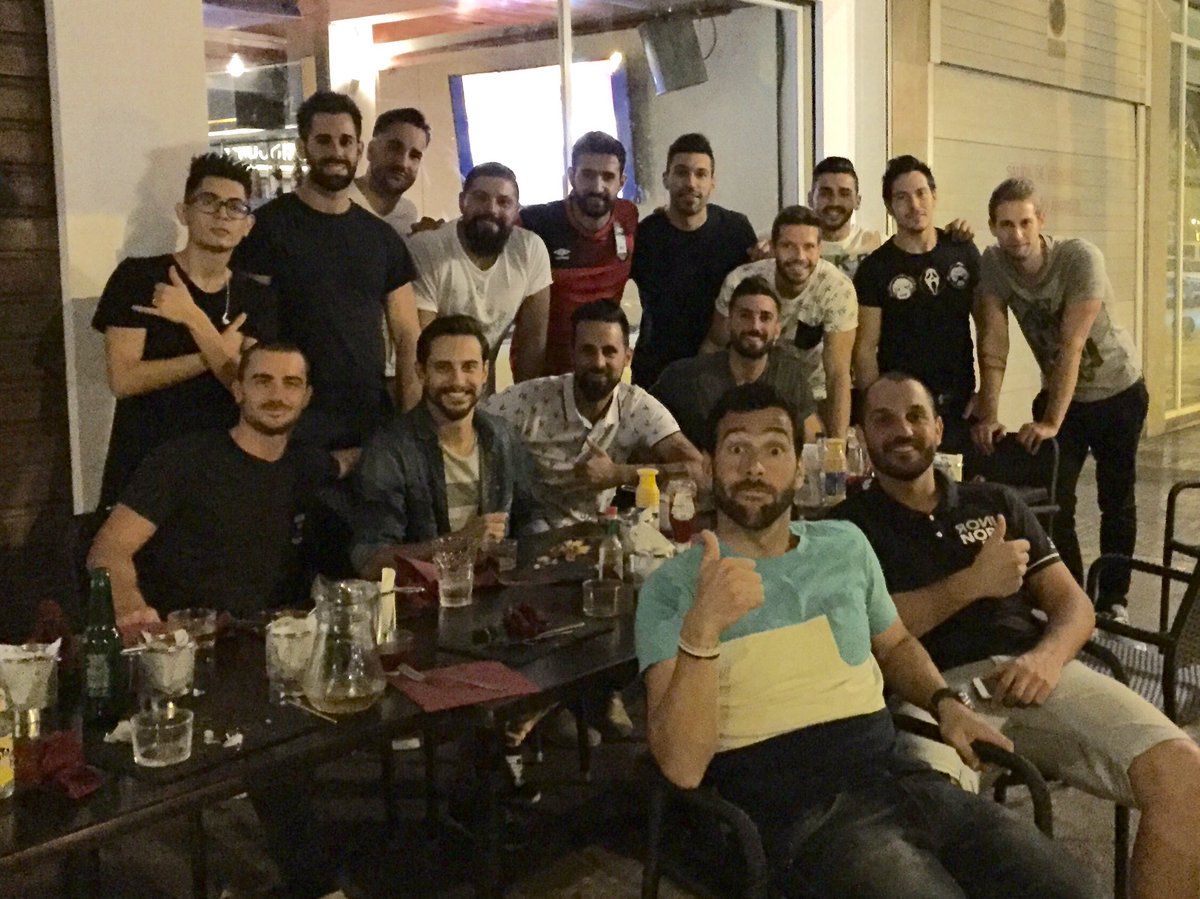 MiquelMiky's tweet photo. E Q U I P A Z O 🙌🏻🔝
#JaleoBarDeCopas #PeriscopeMarítimo #Equipazo #Familia #Amigos #OsSalís #GRACIAS https://t.co/KECBPwnben