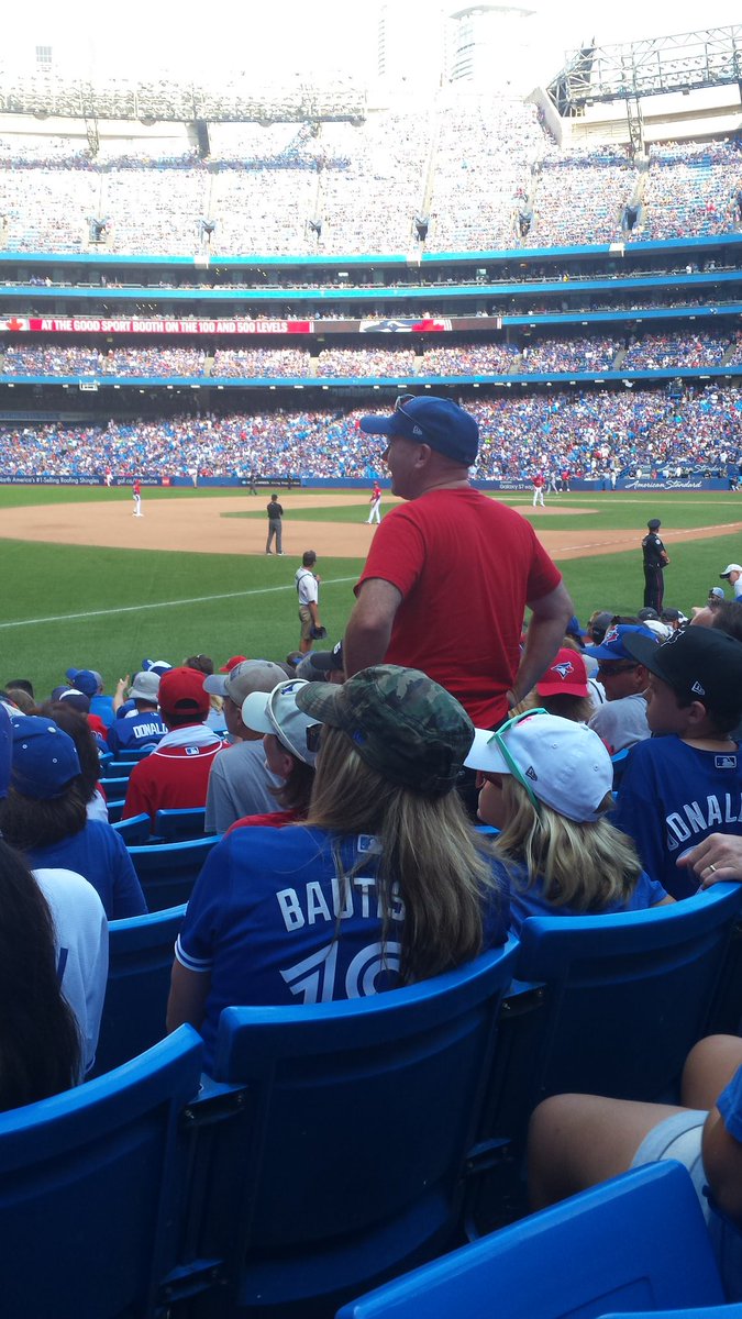 BarrieRobertsRE's tweet photo. H stood up and blocked view the whole game @aitchisonhannah @MarkJohnston28 @jdpurds @WillBarrie04 https://t.co/yAcYt3I4lz