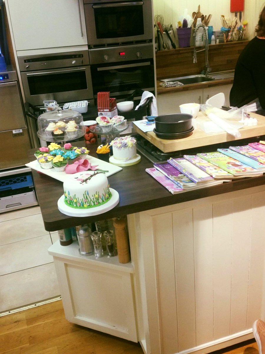 A full house for our <a href="/WiltonCakes/">wiltoncakes</a> #cakedecorating class. Some #Amazing creations by tutor Maria Shields