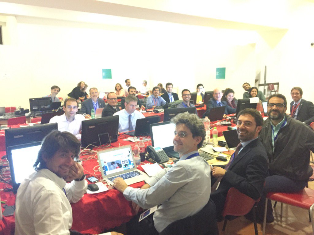 ValeriaMartano's tweet photo. Il webteam più bello del mondo sono amici che lavorano (gratis) con gioia per dire alla rete che #peaceipossible https://t.co/bdOYq03T1H