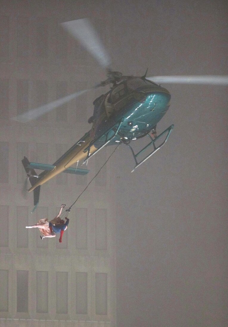 Homem-Aranha e uma ruiva pendurados por helicóptero nos bastidores do longa CsvDEyYXYAAryun
