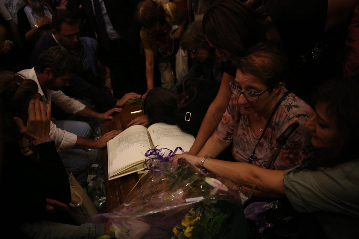 aciprensa's tweet photo. Cientos de personas oraron y dieron último adiós a P. Gabriele #Amorth. Fotos @dani_ibanez18 https://t.co/LrOetzc6s2 https://t.co/7HNNuq3ee0