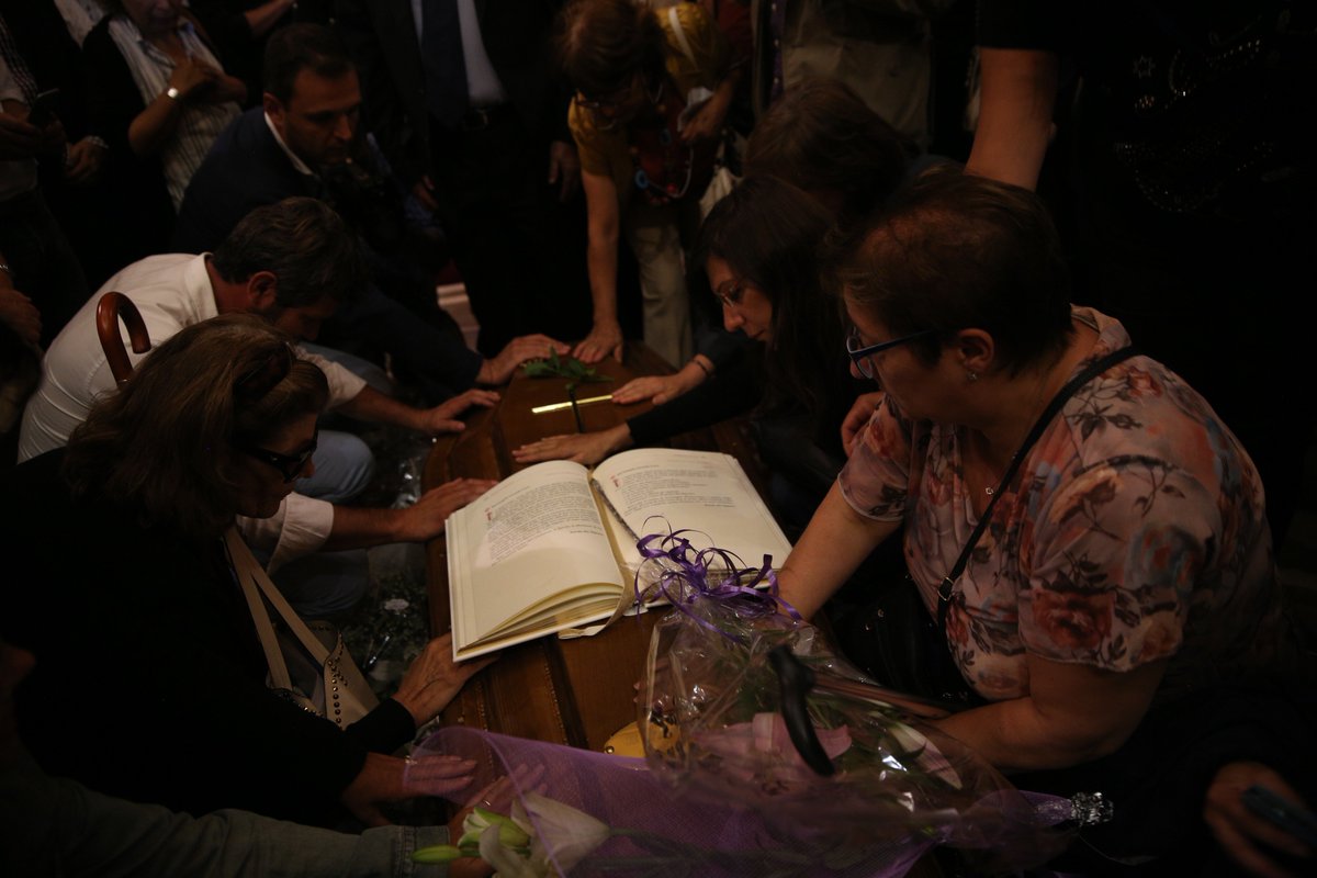 aciprensa's tweet photo. Cientos de personas oraron y dieron último adiós a P. Gabriele #Amorth. Fotos @dani_ibanez18 https://t.co/LrOetzc6s2 https://t.co/7HNNuq3ee0