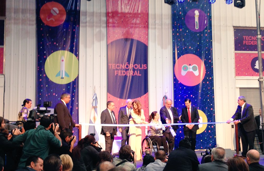 florymolinari's tweet photo. Inauguró #TecnopolisFederal #NodoTecnologico! Excelente oportunidad para aprendizaje vivencial con mis alumnos  @rialjorge que te pareció? https://t.co/KWkIQvsVyD