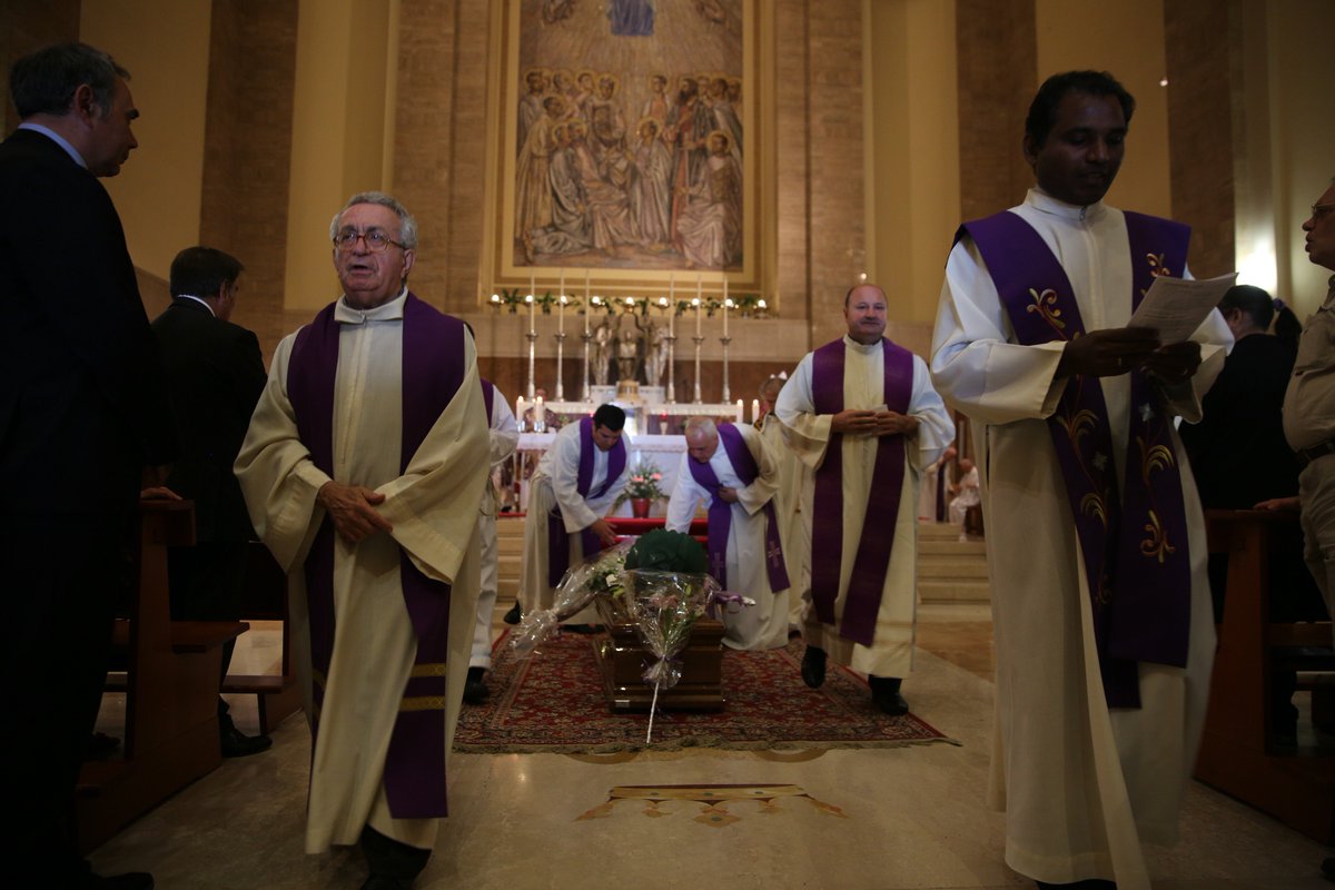 aciprensa's tweet photo. El funeral contó con la presencia de numerosos sacerdotes de la Sociedad de San Pablo. Via @dani_ibanez18 https://t.co/G65gQSDpAS
