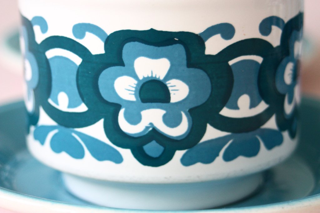 AspidistraVint's tweet photo. Class glass and bright, bold ceramics just in : ) https://t.co/zaBnZMcTJ3 #flowerpower #vintage #FrankThrower https://t.co/Ye5n9oDwkn
