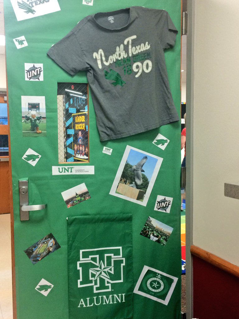 ChristieElem's tweet photo. Door decor! Celebrating future graduates! #collegeweek2016 #christieunited https://t.co/f6JLItorBs