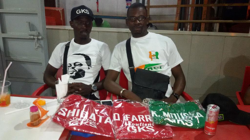 oafarran's tweet photo. Avec Madess Lelo #19sept2002 @SOROKGUILLAUME @husseinkouame @Alainlobog @kntm2003 @MERCI57466070 https://t.co/acM9Ua1fq1
