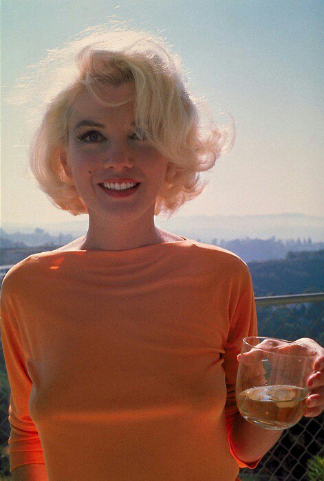 black_koshka_'s tweet photo. Unico caso di donna a cui stesse bene l'arancione. https://t.co/mcrYk1t4dv