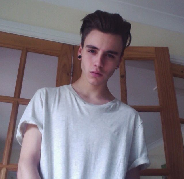 rpgstc's tweet image. Inconnu
Aywan
21 ans
Bi
Peur de la houle et des eaux profondes. 
Taquin, calme, indifférent. 
@Aywanrpgh