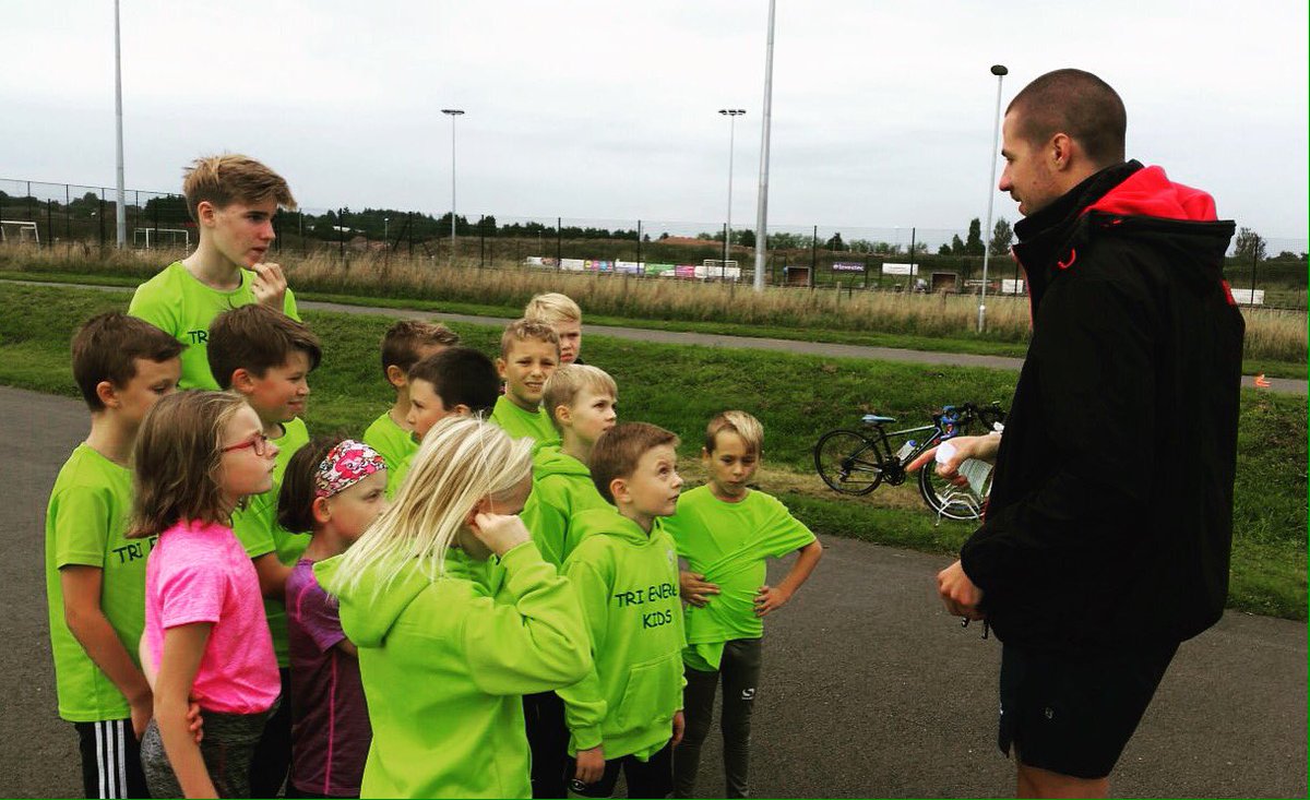 ukruncoach's tweet photo. Great time tonight doing some run coaching for @trienergyuk kids 😊🏃🏼👍 #triathlon #coaching #ukrunchat #running https://t.co/PXSeChiCGY