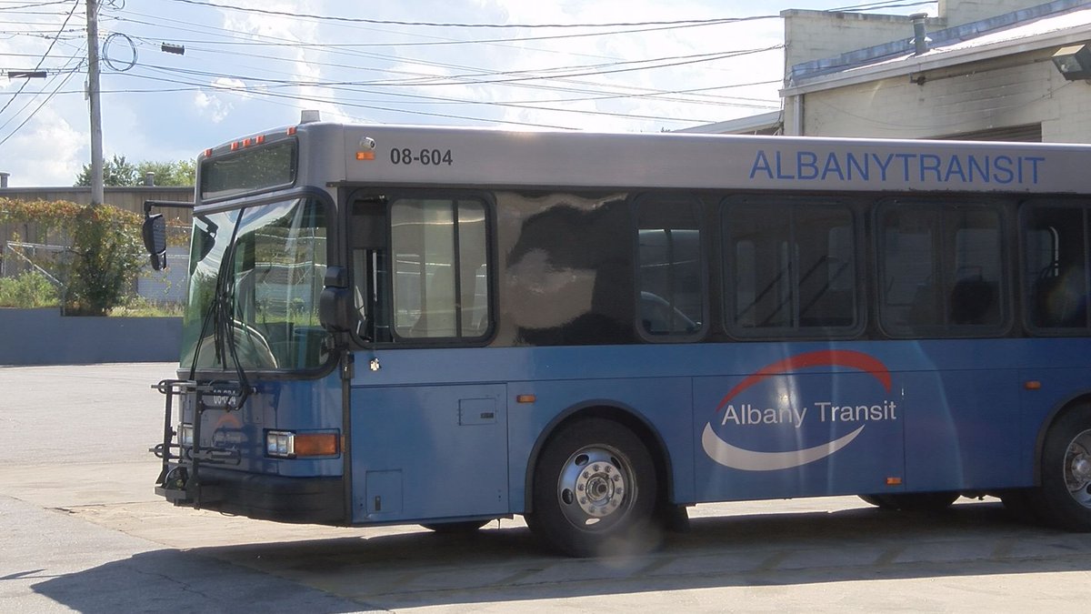 Mike_Fussell440's tweet photo. Out with the old(Left) in with new(right). #AlbanyTransit is getting new natural gas buses this week. Photo courtesy: David Hamilton https://t.co/kz9iKkwKjd