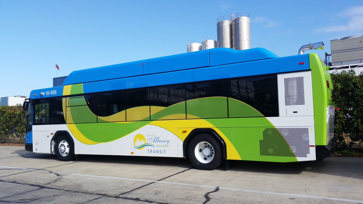 Mike_Fussell440's tweet photo. Out with the old(Left) in with new(right). #AlbanyTransit is getting new natural gas buses this week. Photo courtesy: David Hamilton https://t.co/kz9iKkwKjd