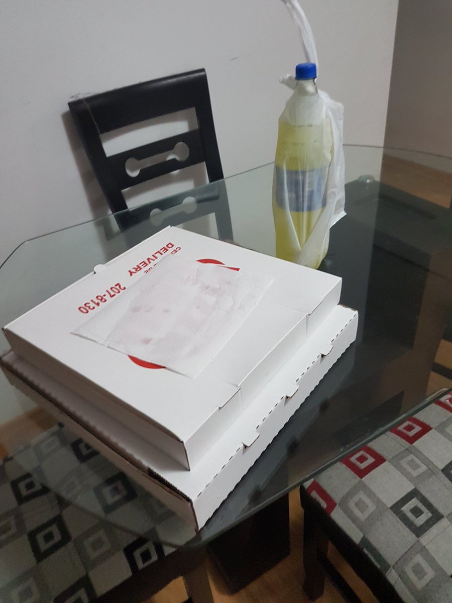 TheDaarick28's tweet photo. He vuelto a invitar a mi hermano a comer pizza v: como no venga esta vez lo mando a la verga >:vv https://t.co/8briecBDFt