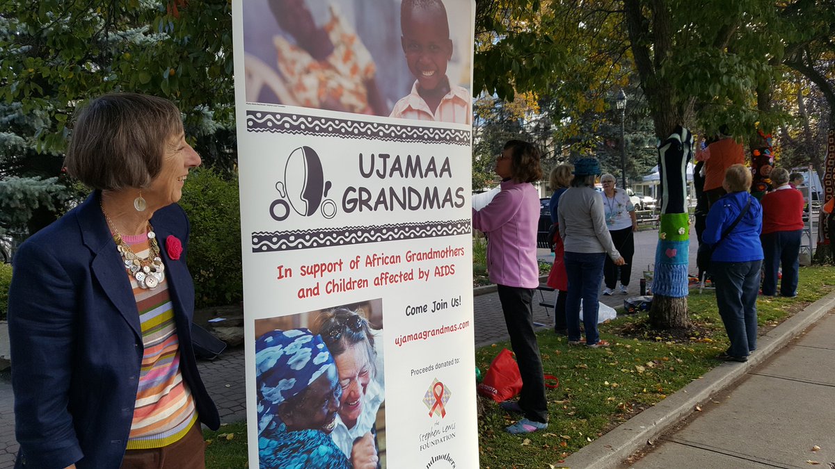 UjamaaYYC's tweet image. Had a lot of fun yarn bombing 5 @cityofcalgary trees for awareness of the @stephenlewisfdn campaign and craft sale Oct. 14/15 @YYCMardaLoop