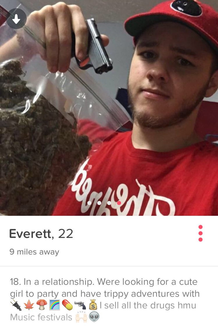 Tinder_Nopes's tweet photo. I feel like some sort of authorities should be swiping to find people like this. #justswipeleft #wtf https://t.co/uFEkl34ciO